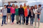 Kroatien ist ein Traumziel für Segler - und auch für Familien erschwinglich. Moderatorin Andrea Grießmann (3.v.l.) wagt das Abenteuer zusammen mit zwei anderen Müttern und fünf Kindern zwischen 4 und 17 Jahren: eine Woche Inselhopping mit einem Katamaran. Dank des Skipper-Ehepaares werden die Landratten schnell zu echten Seeba?ren.