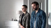 Gregor (Jonas Minthe, r.) und Nina (Julia E. Lenska, l.) überbringen Matthias die Nachricht, dass er sich damit abfinden muss, verlassen worden zu sein.