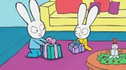 Simon (l.) und Franz (r.) freuen sich riesig über ihre Geschenke, die sie zu Weihnachten bekommen haben.