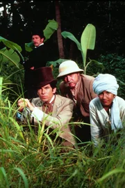 Jean Passepartout (Eric Idle, hinter), Phileas Fogg (Pierce Brosnan, vorne, l.), Wilbur Fix (Peter Ustinov, vorne, m.)