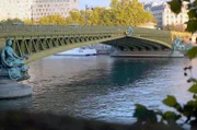 Inspiriert von seinen Spaziergängen durch Paris setzt der Dichter Guillaume Apollinaire der Pont Mirabeau ein literarisches Denkmal.
