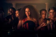 Vorne: Sophie Okonedo als Hemple