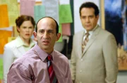 Monk (Tony Shalhoub, hi.re.) ermittelt undercover in einem Unternehmen, das in ein Morfall verwickelt ist und versucht an Informationen von seinen neuen Kollegen Abby (Jennifer Hall) und Chilton (Christoph Neiman) zu kommen.