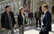Das starke Team, Otto Garber (Florian Martens, l.) und Linett Wachow (Stefanie Stappenbeck, 2.v.l.), wurde zur Geld¸bergabe mit Uwe Reibert (Justus von Dohn·nyi, r.) auf eine Br¸cke gelotst. Polizistin Julia (Julia Titze) und Sebastian Klˆckner (Matthi Faust) sichern die Umgebung.