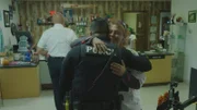 Ein Polizist umarmt eine Frau