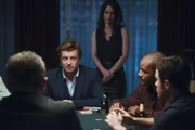 Ein Mordfall in dem Lisbon (Robin Tunney, 3.v.r.) und Jane (Simon Baker, 2.v.l.) ermitteln wird für Lisbon besonders interessant und gleichzeitig hochpersönlich, als sie erfährt, dass ihr Bruder Jimmy als Hauptaugenzeuge für die Ermittlungen gesucht wird ...