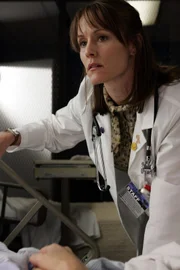 Mary Stuart Masterson als Dr. Rebecca Hendrix