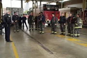 V.l.: Chief Tiberg (Kurt Ehrmann), Severide (Taylor Kinney), Brett (Kara Kilmer), Chili (Dora Madison), Capp (Randy Flagler), Tony (Tony Ferraris), Cruz (Joe Minoso), Chief Boden (Eamonn Walker), Otis (Yuri Sardarov), Mouch (Christian Stolte), Hermann (David Eigenberg), Dawson (Monica Raymund)