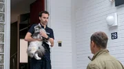 Finn (Sven Martinek, r.) hat schlechte Nachrichten für Matthias Lücke (Jonas Hämmerle, l.).
