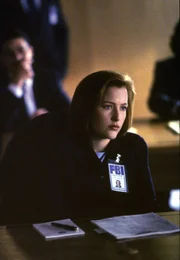 Dana Scully (Gillian Anderson)