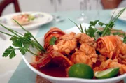Wahrer kubanischer Flair: In Havanna bereitet Kenia ein leckeres Langustengericht mit Rum und Piment zu.
