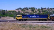 Seit 1970 durchquert der Indian Pacific Australien in West-Ost-Richtung. Ein Großteil der Strecke verläuft dabei eingleisig.