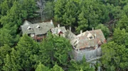 De Vecchis Villa und die Gebäude um sie herum stechen auf Rhodos markant heraus, da ihre Bauweise untypisch für die der griechischen Inseln ist.