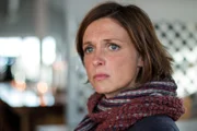Zwei Frauen, ein Liebhaber? Ina Behrendsen (Julia Brendler) trifft in einem Café auf Bea Fender, die angeblich eine langjährige Liebschaft mit dem ermordeten Leo Fischer hatte.