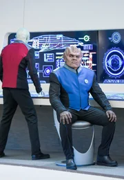 Müssen Bortus (Peter Macon) und die anderen Crewmitglieder auf dem Raumschiff tatsächlich einen aus ihren Reihen auf einem fremden Planeten zurücklassen, nachdem dieser dort mit dem Gesetz in Konflikt gerät?