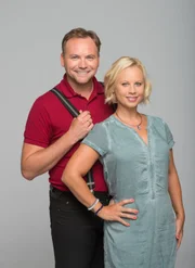 Im Bild: Thomas Stipsits, Katharina Straßer