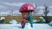 Pip und Posy beschützen ihren Schneemann vor Sonne und Regen.