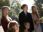 L-R: Madeline Martha Mackenzie (Reese Witherspoon), Jane Chapman (Shailene Woodley) und Celeste Wright (Nicole Kidman). Kinder (L-R): Chloe Mackenzie (Darby Camp), Ziggy Chapman (Iain Armitage) und Jasn und Max Wright (Nicholas Crovetti und Cameron Crovetti).