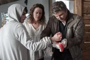 Vor lauter Rage über das vertraute Miteinander zwischen seiner Mutter (Regula Grauwiller, M.) und Martin (Hans Sigl, r.), hat Lukas (Anton Andreew, l.) ein Glas zerschlagen.