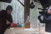 Die Crew filmt Jennifer bei der Verarbeitung von Elchherz.