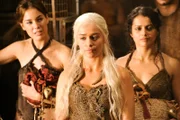 In the middle Daenerys (Emilia Clarke)