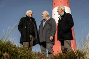 Ingo Osborn (Dietrich Hollinderba?umer, l.), Olaf Bolt (Dieter Hallervorden, M.) und Piet Pinter (Rolf Becker) erreichen zufrieden den Leuchtturm. Nachdem sie ihren Freund Piet erfolgreich aus der Polizeihaft befreit haben, soll die Flucht von hier aus weitergehen. Ahnen sie, dass Feldmann ihnen auf der Spur ist?