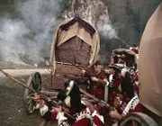 Die englischen Soldaten sind auf dem Weg nach Fort Oswald in einen Hinterhalt gelockt worden. Leutnant Jasper (Christian Duroc) und Lederstrumpf (Hellmut Lange) suchen einen Ausweg.