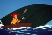 Pippi ist von Bord der "Hoppetosse" in ein Kanu gestiegen, um mit ihren Freunden, den grünen Walen, zu spielen.