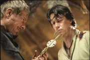 Den Gangstern Ivan (Nick Borraine, li.) und McNabb (Gavin Hood) ist es gelungen, Quatermain und seiner Gruppe den Schlüssel zum Schatz des Königs Salomon abzunehmen.