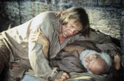 Als der greise Häftling Abbé Faria (Georges Moustaki, liegend) in der Zelle Edmond Dantès' (Gérard Depardieu) stirbt, sieht der unschuldig Inhaftierte seine einzige Chance gekommen.