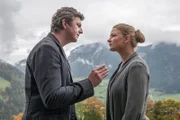 Martin Gruber (Hans Sigl, l.) hat eine Entscheidung getroffen, die Anne (Ines Lutz, r.) ganz und gar nicht gefällt. Ihr finanzielles Desaster ist beschlossen.