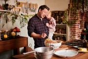 Jamie Oliver (l.)