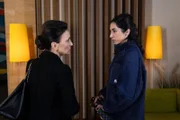 ACHTUNG SPERRFRIST! Die Veröffentlichung dieses Motives ist für alle ONLINE-MEDIEN (außer Programm-Presse) erst ab dem 10.12.2024 frei. Obwohl sie bei Simone (Tatjana Clasing, l.) abblitzt, ist Leyla (Suri Abbassi) noch nicht bereit, den Kampf aufzugeben.