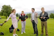 Christian Lind und Michi Mohr nehmen die Golferinnen Eva Simbacher und Leni Rothemund ins Visier ihrer Ermittlungen. (v.l.n.r.: Caroline Schreiber, Lucia Gailová, Tom Mikulla, Max Müller)