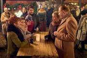 Verhandlungen beim Glühwein: Bei wem wird Weihnachten gefeiert? - v.l.n.r. Beate (Heike Trinker), Jessi Krettek (Cristina Do Rego), Paul (Martin Bloch), Karin Krettek (Therese Hämer), Wolfgang (Ludger Pistor)