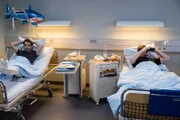 Hinnerk Feldmann (Oliver Wnuk, l.) und Bettnachbar Quint (David Bredin, r.) schmieden heimlich einen Plan, wie sie das Krankenzimmer kurzerhand zur Außenstelle der Sylter Kriminalpolizei machen können.