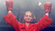 Manu (Constanze Priester) zieht in den Boxring ein und lässt sich feiern.