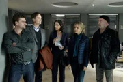Zur Unterst¸tzung von Sebastian Klˆckner (Matthi Faust, l.), Linett Wachow (Stefanie Stappenbeck, 2.v.r.) und Otto Garber (Florian Martens, r.) hat Reddemann (Arnfried Lerche, 2.v.l.) die Toxikologin Dr. Sandra Keppler (Dorka Gryllus, M.) ins B¸ro eingeladen, die sich besonders mit synthetischen Drogen auskennt.