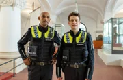 Sondereinsatz für Daniel Schirmer (Sven Fricke, r.) und Lukas Petersen (Patrick Abozen, l.): Sie müssen eine Nacht lang eine Museumsausstellung bewachen, die am nächsten Tag eröffnet werden soll.