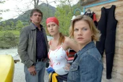 "Soko Kitzbühel", "Kajak in den Tod." Sandra Stelzer, Kajak-Spitzensportlerin und Besitzerin des so genannten "Fun-Clubs" für Kajakfahrer, wird unmittelbar nach einer Konkurrenz tot aufgefunden. Was zunächst wie ein Kajakunfall aussieht, wird von der Kripo Kitzbühel und der Gerichtsmedizinerin bald als Mord erkannt. War vielleicht Eifersucht der Mordgrund? Denn Dieter Holzer, der Mitbesitzer des "Fun-Clubs", war ihr Freund gewesen, nachdem Sandra sich von Erik Pils, einem Steuerberater, getrennt hatte. Pils ist ebenso Kajaksportler und Mitglied des Clubs wie seine neue Begleiterin Dr. Eva Brunner, die Geschäftsführerin der Werbeagentur "Konzept".Im Bild (v.li.): Hans Sigl (Andreas Blitz), Nicole Beutler (Eva Brunner), Kristina Sprenger (Karin Kofler).