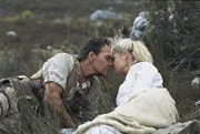 Quatermain (Patrick Swayze) und Elizabeth Maitland (Alison Doody) sind überglücklich der Gefangenschaft in der Schatzhöhle entkommen zu sein.