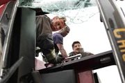 Matthew Casey (Jesse Spencer, l.), Rick Newhouse (Edwin Hodge, M.) und Otis (Yuri Sardarov) müssen sich beeilen: Ein Kollege ist bewusstlos in seinem Fahrerhaus eingeklemmt.