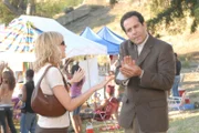 Monks (Tony Shalhoub) Hilfsbereitschaft, sich an der Suche nach Captain Stottlemeyers ausgebüchsten Sohn zu beteiligen, wird auf eine harte Probe gestellt, da sich Stottlemeyers Sprössling bei einem Rockkonzert aufhält - einer für Monks sensiblen Ohren eindeutig zu lauten Veranstaltung. (re. Traylor Howard)