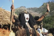 Die Wahrsagerin des Kuakani-Stammes, Momma Tuussee (Keketso Semoko) prophezeit die Ankunft von Quatermain.