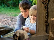 ARD/SWR TIERE BIS UNTERS DACH FOLGE 30, "Party-Animals", am Sonntag (01.03.15) um 09:30 Uhr im ERSTEN. Auch Nelly (Jule-Marleen Schuck) und Pawel (Moritz Knapp) sind begeistert von dem kleinen Mops.