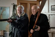 Ingo Osborn (Dietrich Hollinderba?umer, r.) und Olaf Bolt (Dieter Hallervorden, l.) haben ihr Opfer Hinnerk Feldmann erfolgreich in die Falle gelockt und gefesselt. Ihrem Fluchtplan steht nichts mehr im Weg.