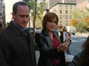 Det. Stabler (Christopher Meloni, li.) und Det. Benson (Mariska Hargitay, re.) sind auf der Suche nach dem Mörder von Luis Vega...