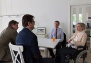 ARD HEITER BIS TÖDLICH - MORDEN IM NORDEN FOLGE 48, "Tödliche Beobachtung", am Dienstag (20.01.15) um 18:50 Uhr im ERSTEN. Die Kriminalkommissare Finn Kiesewetter (Sven Martinek, l.) und Lars Englen (Ingo Naujoks, 2.v.l.) mit den Eltern der ermordeten Elena, Peter (Jens Schäfer, 2.v.r.) und Eva Ringwald (Nicole Ernst, r.).