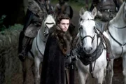 Robb Stark (Richard Madden) und seine Geschwister finden junge Schattenwölfe im Wald, die von nun an von ihnen aufgezogen werden.