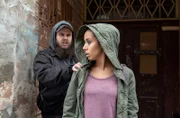 ARD MORDEN IM NORDEN, FOLGE 135, "Unter Strom", am Montag (13.03.23) um 18:50 Uhr im ERSTEN. In der Drogenszene geht es ruppig zu. Meryem (Kristin Alia Hunold, r.) wird in einem Hauseingang von einem Dealer (Komparse, l.) angegriffen, bei dem Nick noch Schulden hat. © ARD/Thorsten Jander, honorarfrei - Verwendung gemäß der AGB im engen inhaltlichen, redaktionellen Zusammenhang mit genannter ARD-Sendung bei Nennung "Bild: ARD/Thorsten Jander" (S2+). ARD-Programmdirektion/Bildredaktion, pressefoto.daserste@ard.de